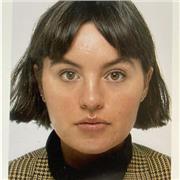 Étudiante pratiquant l'anglais, diplômée du bac L mention très bien